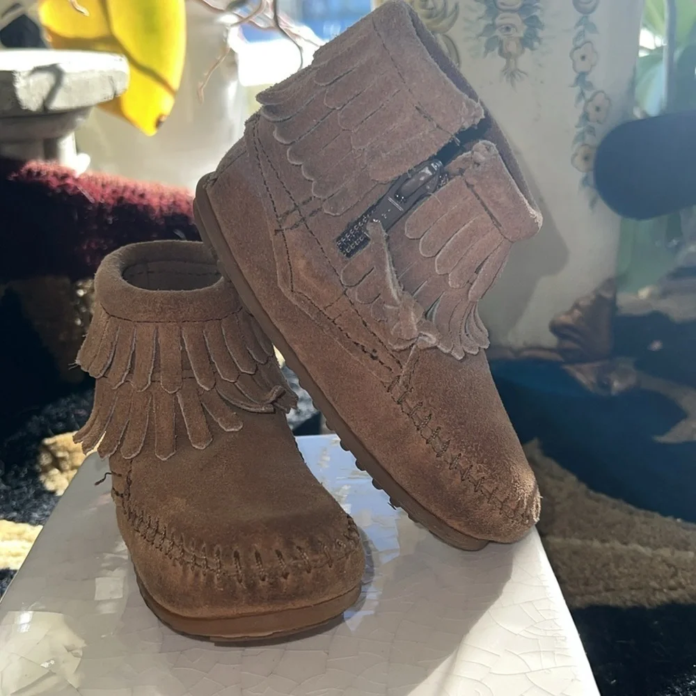 Minnetonka Children's Double Fringe Side Zip Boot, Brown, Leather Suede Size 6